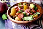 Картофельный салат с колбасками и красным луком